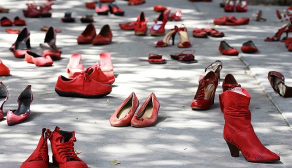 scarpe-contro-la-violenza-delle-donne-638x425