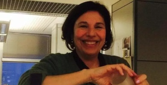 Giovanna Casadio in redazione in una foto di Concetto Vecchio